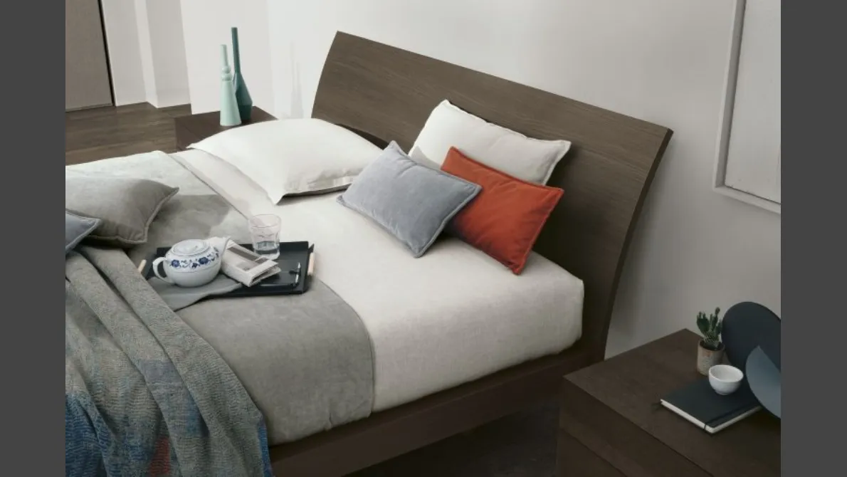 Letto con testiera Clio in legno rovere moka di Tomasella