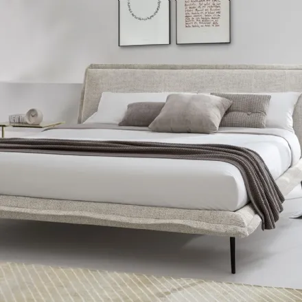 Letto in tessuto imbottito con piedini in metallo Fluff di Calligaris