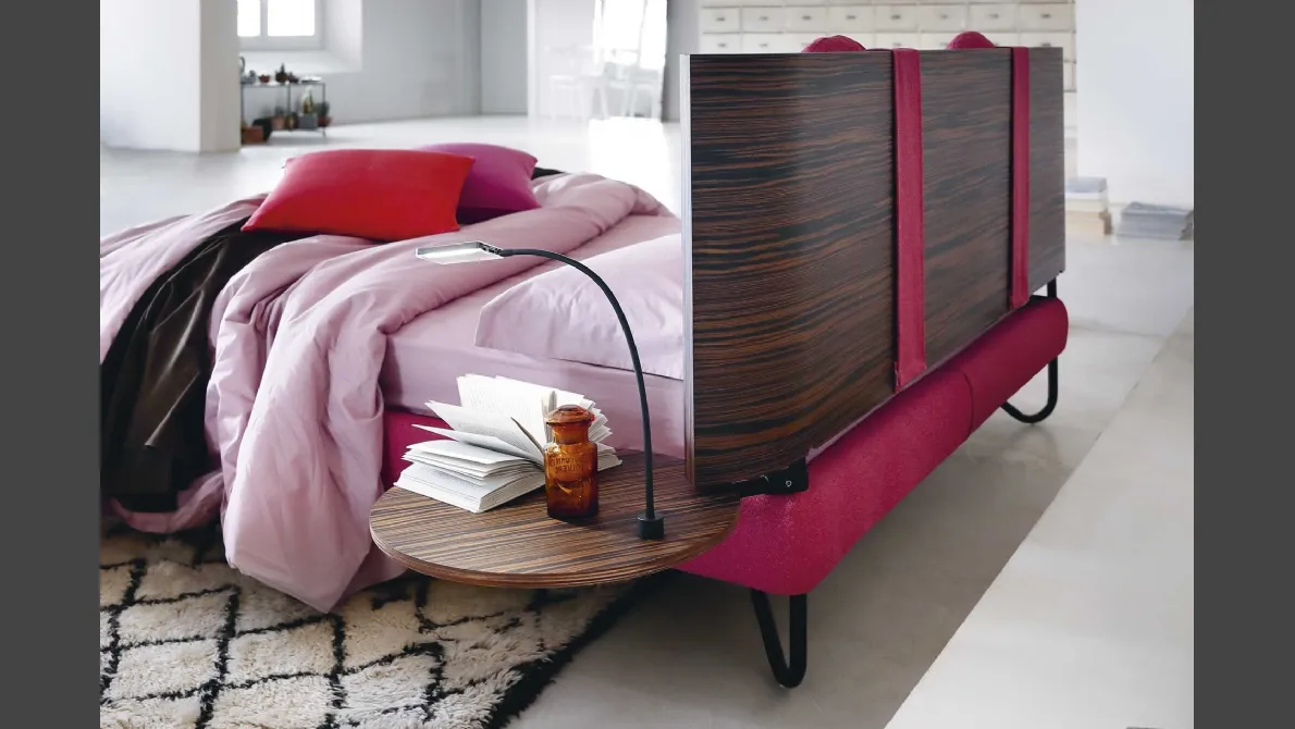 Letto matrimoniale con testiera in legno leggermente curvata Hug 01 Round di Noctis